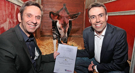 Wilhelmadirektor Thomas Kölpin (l.) überreicht Finanz- und Wirtschaftminister Nils Schmid (r.) die Patenschaftsurkunde für Okapi "Lumara" (M.) (Foto: Thomas Hörner).