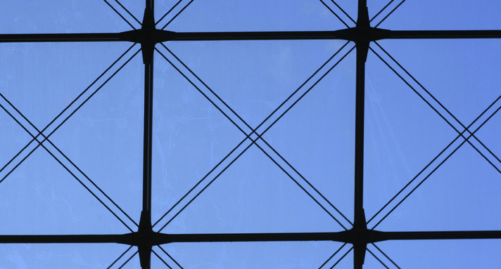 Stahlträger vor blauem Himmel (Bild: © Fontanis, iStock)