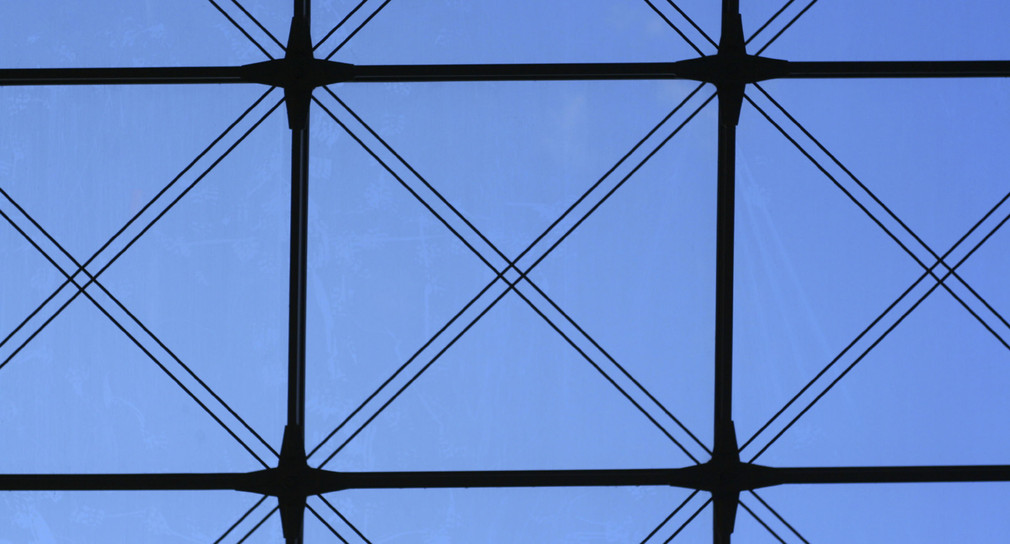Stahlträger vor blauem Himmel (Bild: © Fontanis, iStock)