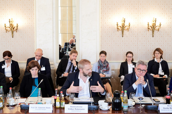 Europadialog Dritte Sitzung des Expertenforums zum Europadialog v.l.n.r.: Prof. Dr. Gabriele Abels, Staatssekretär Volker Ratzmann und Europaminister Guido Wolf (Bild: Justizministerium Baden-Württemberg / Steffen Schmid)