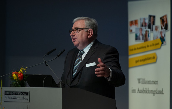 Ausbildung 4.0 Forum Ausbildung 4.0 digital - vernetzt - zukunftsfähig Forum Ausbildung 4.0