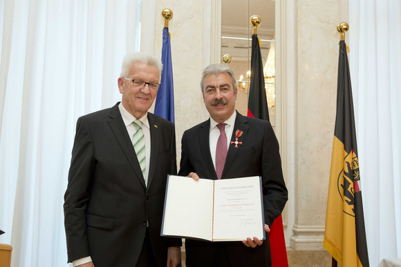 Tag des Ehrenamtes Kretschmann würdigt besonderes ehrenamtliches Engagement Ministerpräsident Winfried Kretschmann (l.) und Gerhard Ziegler (r.)