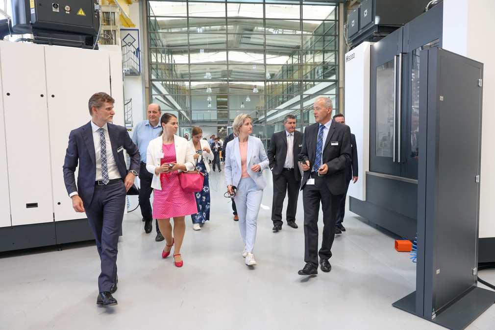 Wirtschaftsministerin Dr. Nicole Hoffmeister-Kraut besucht am 2. August 2022 den Werkzeugmaschinenhersteller HELLER in Nürtingen.