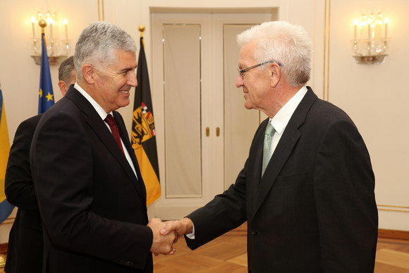 Europa Regierungsbesuch aus Bosnien-Herzegowina Ministerpräsident Winfried Kretschmann (r.) und der Vorsitzende des Staatspräsidiums von Bosnien-Herzegowina, Dragan Čović (l.)