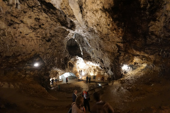 Denkmalpflege Ministerin besucht UNESCO-Welterbestätte Besuch Hohle Fels im Achtal im Rahmen des Besuchs der Höhlen und Eiszeitkunst auf der Schwäbischen Alb am 8. August 2017