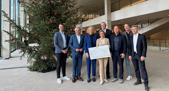 Übergabe eines symbolischen Förderschecks an die Projektverantwortlichen der Fraunhofer-Gesellschaft für das Projekt „Stuttgart Climate Tech Hub“