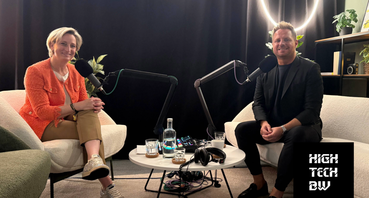 Ministerin Dr. Nicole Hoffmeister-Kraut und David Reger schauen in die Kamera. Sie sitzen in einem Podcast Studio.