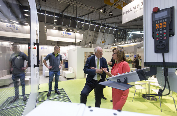 Staatssekretärin Katrin Schütz besuchte am 1. Juni 2017 die internationale Fachmesse MOULDING EXPO in Stuttgart, bei einem Messerundgang informierte Sie sich bei verschiedenen baden-württembergischen Ausstellern über die neuesten Trends im Werkzeug- und Formenbau.