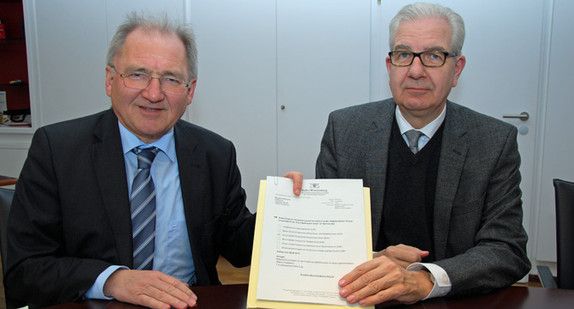 Staatssekretär Peter Hofelich übergibt einen Förderbescheid an den Ersten Bürgermeister Martin Diepgen (Foto: Stadt Heilbronn)