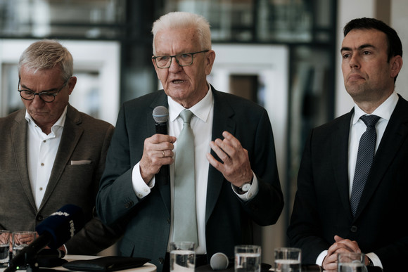 Innenminister Thomas Strobl (links), Ministerpräsident Winfried Kretschmann (Mitte) und Dr. Nils Schmid, Parlamentarischer Staatssekretär beim Bundesminister der Verteidigung (rechts), bei den Pressestatements