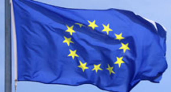 EU-Fahne flattert im Wind (Quelle: Henner Damke, Fotolia)