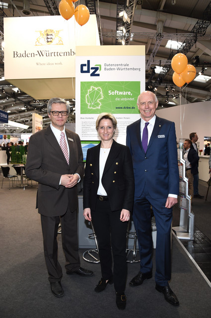 Wirtschaftsministerin Dr. Nicole Hoffmeister-Kraut hat sich bei einem Besuch der CeBIT in Hannover am 21. und 22. März 2017 bei Ausstellern aus Baden-Württemberg über die wichtigsten Trends der Digitalisierung informiert und ausgetauscht.