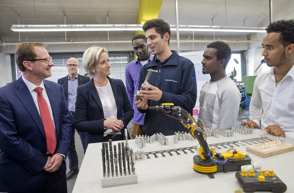 Wirtschaftsministerin Hoffmeister-Kraut informierte sich beim Automobilzulieferer Mahle über die Ausbildungssituation von Flüchtlingen. „Nachhaltige Integration in Beschäftigung erreichen wir vor allem durch Ausbildung", ist die Wirtschaftsministerin überzeugt.