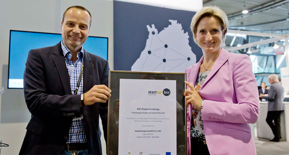 Übergabe des Förderbescheids an Markus Köster, Geschäftsführer der baden Campus GmbH und Co. KG Freiburg für den badenCAMPUS-Accelerator Breisach und weiteren Standorten mit den Schwerpunkten Mikrosystemtechnik und Nachhaltigkeitstechnologien (Quelle: Staatsministerium BW)