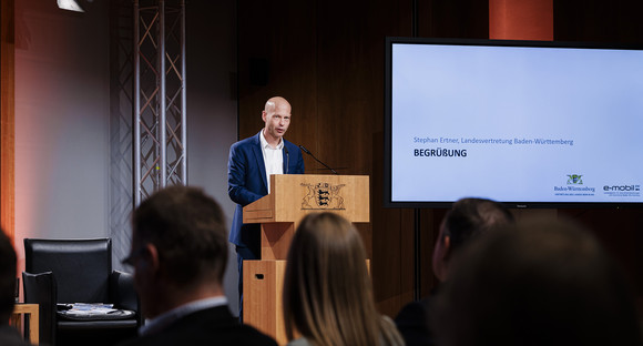 Mobilität Parlamentarischer Abend: Transformation im Kfz-Gewerbe Parlamentarischer Abend - Transformation im Kfz-Gewerbe: Dienststellenleiter Stephan Ertner begrüßt die anwesenden Gäste im Saal
