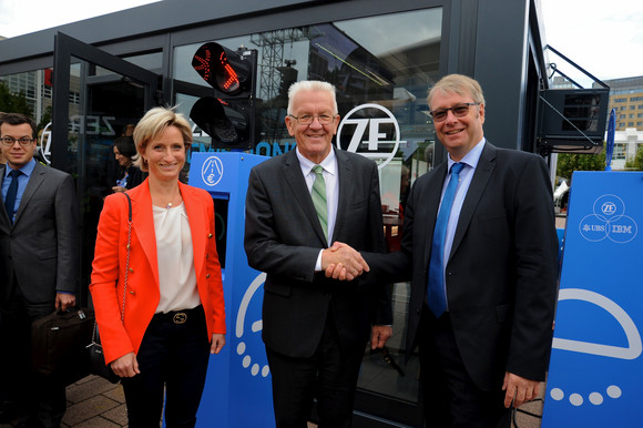 Ministerpräsident Winfried Kretschmann und die Ministerin für Wirtschaft, Arbeit und Wohnungsbau Dr. Nicole Hoffmeister-Kraut besuchten am 15. September 2017 die 67. Internationale Automobil-Ausstellung (IAA) in Frankfurt. Schwerpunkt des Besuchs waren Messeauftritte baden-württembergischer Unternehmen, die Lösungen auf dem Weg zum emissionsfreien Fahren auf dem Branchentreff präsentierten.