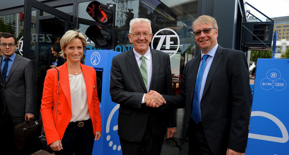 Ministerpräsident Winfried Kretschmann und die Ministerin für Wirtschaft, Arbeit und Wohnungsbau Dr. Nicole Hoffmeister-Kraut besuchten am 15. September 2017 die 67. Internationale Automobil-Ausstellung (IAA) in Frankfurt. Schwerpunkt des Besuchs waren Messeauftritte baden-württembergischer Unternehmen, die Lösungen auf dem Weg zum emissionsfreien Fahren auf dem Branchentreff präsentierten.