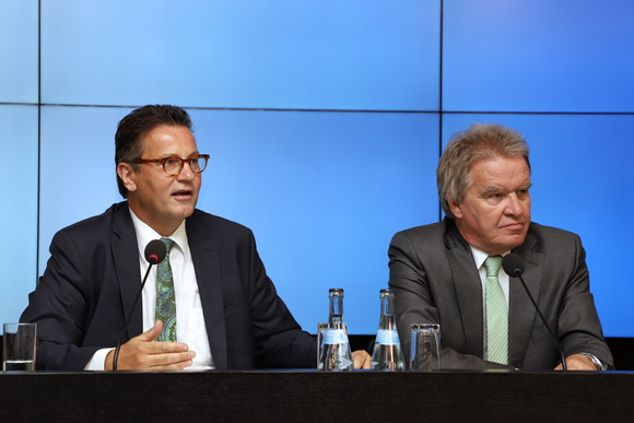 Pressekonferenz Nachhaltige Bioökonomie für Baden-Württemberg Minister für Ländlichen Raum und Verbraucherschutz, Peter Hauk (l.), und Umweltminister Franz Untersteller (r.) (Bild: Staatsministerium Baden-Württemberg)