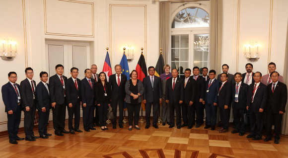 Besuch Schopper empfängt stellvertretenden Premierminister von Kambodscha Gruppenbild mit Staatsministerin Theresa Schopper (M.) und der Delegation aus Kambodscha (Bild: Staatsministerium Baden-Württemberg)