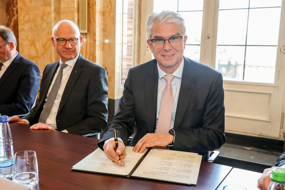 Ausbildung Neues Ausbildungsbündnis 2023-2027 unterzeichnet Christian Rauch, Vorsitzender der Geschäftsführung der Regionaldirektion Baden-Württemberg der Bundesagentur für Arbeit, bei der Unterzeichnung des Bündnisses