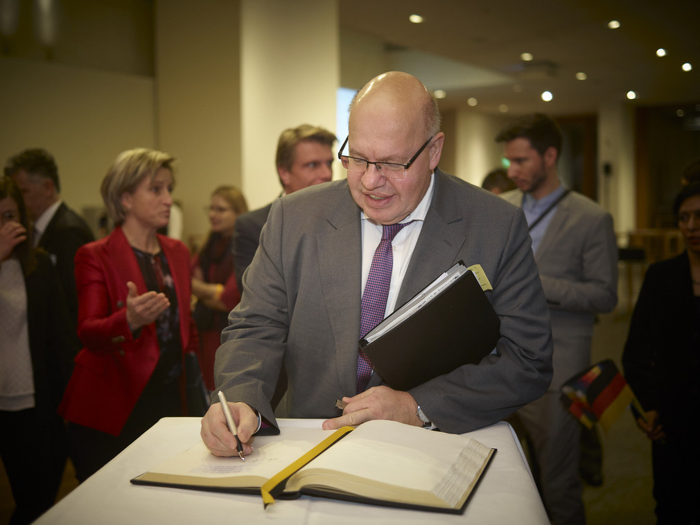 Bundeswirtschaftsminister Peter Altmaier trägt sich ins Gästebuch ein (Bild: © Jan Pauls)