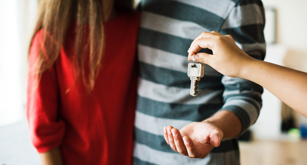 Ein Paar erhält einen Wohnungsschlüssel / ©rawpixel / Unsplash