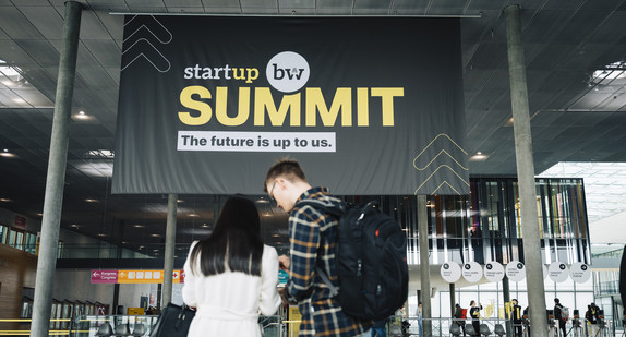 Start-up BW Summit Plakat im Eingang der Messe