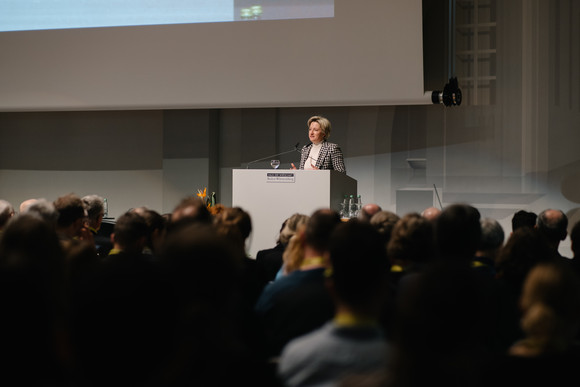 Blick in den Kongress-Saal: Publikum und Podiu