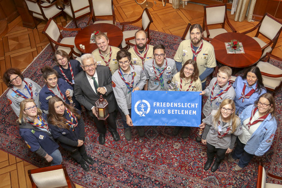 Aktion Pfadfinder übergeben Friedenslicht Ministerpräsident Winfried Kretschmann mit einer Delegation von Pfadfinderinnen und Pfadfindern anlässlich der Übergabe des diesjährigen Friedenslichts
