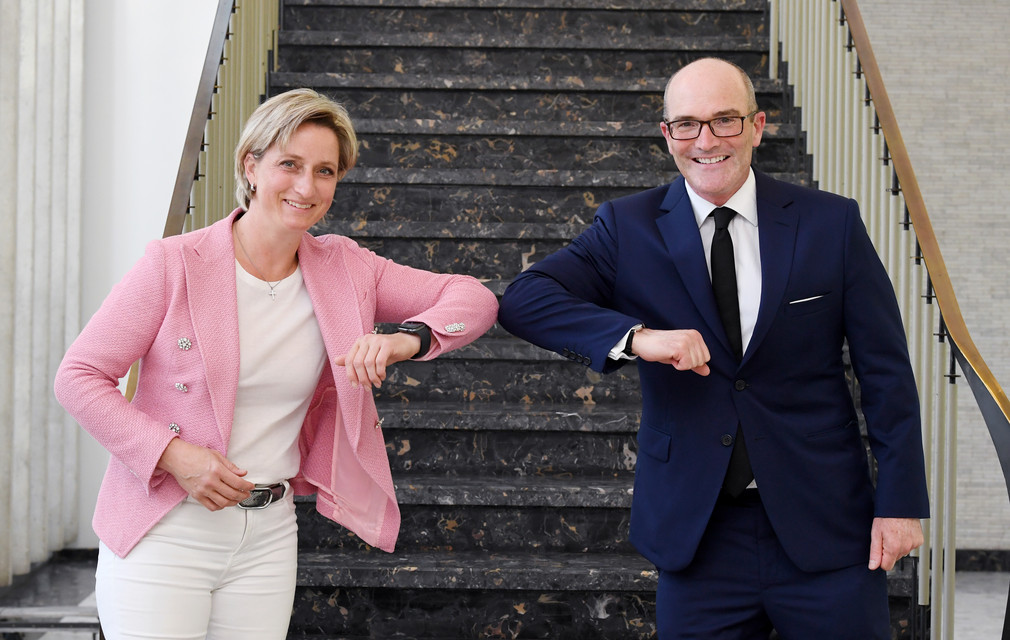 Dr. Nicole Hoffmeister-Kraut und der britische Generalkonsul Simon Kendall vor einer Treppe