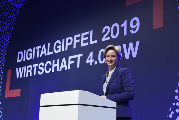 Wirtschaftsministerin Nicole Hoffmeister-Kraut beim Digitalgipfel 2019 (Bild: © KD BUSCH.COM)