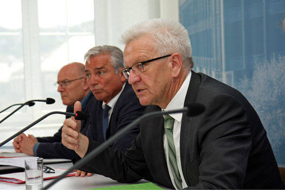Pressekonferenz Bundesverkehrswegeplan und Hochwasserhilfen Ministerpräsident Winfried Kretschmann (r.), Innenminister Thomas Strobl (M.) und Verkehrsminister Winfried Hermann (l.) bei der Regierungspressekonferenz