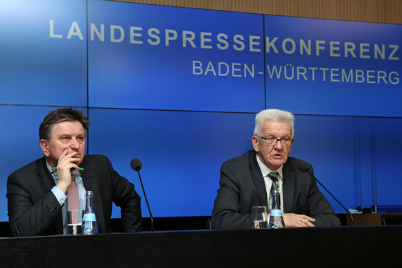 Pressekonferenz 455 Millionen Euro für Krankenhäuser Ministerpräsident Winfried Kretschmann (r.) und Sozial- und Integrationsminister Manne Lucha (l.)