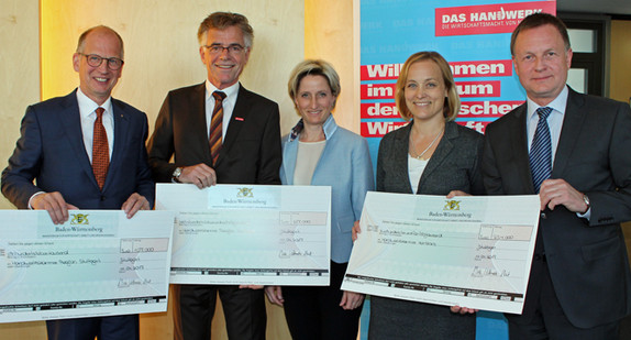 Bei der Bescheidübergabe: Rainer Reichhold, Präsident Handwerkskammer Region Stuttgart, Thomas Hoefling, Hauptgeschäftsführer Handwerkskammer Region Stuttgart, Ministerin Dr. Nicole Hoffmeister-Kraut, Karin Marxer, Handwerkskammer Konstanz, Professor Jürgen Wagenmann, Handwerkskammer Konstanz.