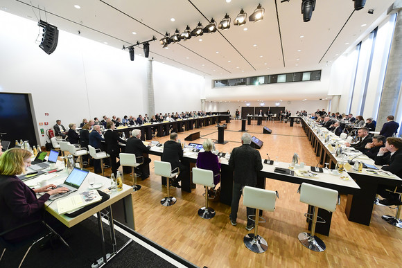 Automobilwirtschaft Achte Jahresveranstaltung des Strategiedialogs Automobilwirtschaft Blick in das Plenum bei der achten Jahresveranstaltung des Strategiedialogs Automobilwirtschaft Baden-Württemberg