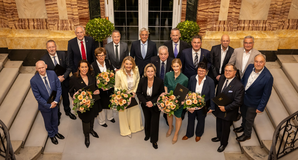 Wirtschaftsministerin Dr. Nicole Hoffmeister-Kraut (Mitte) mit den Trägerinnen und Trägern der Wirtschaftsmedaille 2025