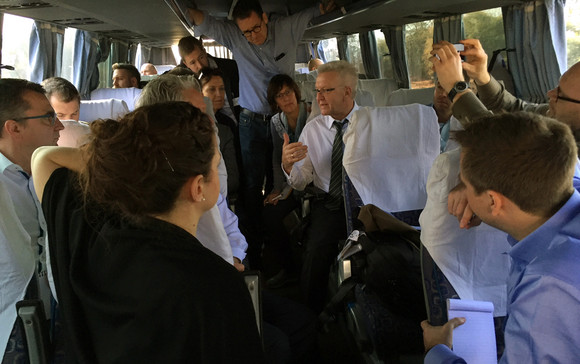 Delegationsreise Ministerpräsident Kretschmann besucht Indien Ministerpräsident Winfried Kretschmann (M.) beim Pressegespräch mit Journalisten in einem Bus