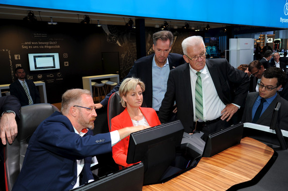 Ministerpräsident Winfried Kretschmann und die Ministerin für Wirtschaft, Arbeit und Wohnungsbau Dr. Nicole Hoffmeister-Kraut besuchten am 15. September 2017 die 67. Internationale Automobil-Ausstellung (IAA) in Frankfurt. Schwerpunkt des Besuchs waren Messeauftritte baden-württembergischer Unternehmen, die Lösungen auf dem Weg zum emissionsfreien Fahren auf dem Branchentreff präsentierten.