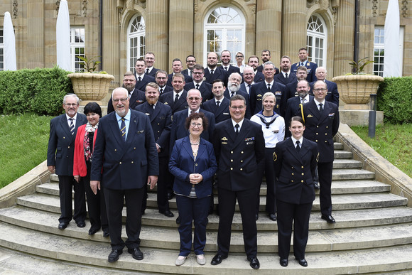 Empfang Besuch der Crew Alpha der Fregatte Baden-Württemberg Gruppenbild mit Gerlinde Kretschmann (v.M.) und der Crew Alpha sowie des Freundeskreises der Fregatte Baden-Württemberg