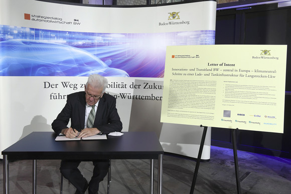 Top-Level-Meeting Fünfte Jahresveranstaltung des Strategiedialogs Automobilwirtschaft Ministerpräsident Winfried Kretschmann unterzeichnet eine Absichtserklärung für ein „Pilot-Lade- und Wasserstoff-Tankinfrastrukturprojekt für Langstrecken-Lkw“.