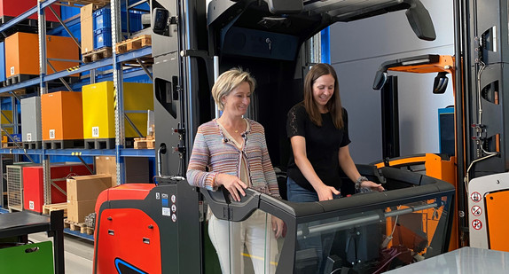 Wirtschaftsministerin Dr. Nicole Hoffmeister-Kraut (links) hat sich bei der KION Warehouse Systems GmbH in Reutlingen über die Praktikumswochen Baden-Württemberg informiert.
