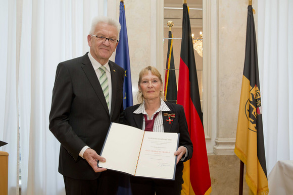 Tag des Ehrenamtes Kretschmann würdigt besonderes ehrenamtliches Engagement Ministerpräsident Winfried Kretschmann (l.) und Margareta Höfele (r.)