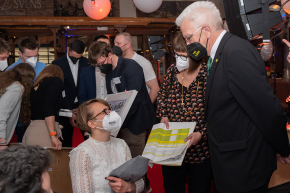 Sport Kretschmann empfängt Olympioniken und Paralympioniken Ministerpräsident Winfried Kretschmann (rechts) im Gespräch mit Anna-Lena Forster (links)
