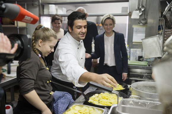 Wirtschaftsministerin Dr. Hoffmeister-Kraut besuchte auf ihrer Pressereise "Flüchtlinge in Ausbildung und Arbeit" das Hotel-Restaurant "Scharfes Eck" in Mühlacker.