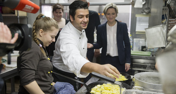 Wirtschaftsministerin Dr. Hoffmeister-Kraut besuchte auf ihrer Pressereise "Flüchtlinge in Ausbildung und Arbeit" das Hotel-Restaurant "Scharfes Eck" in Mühlacker.