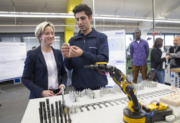 Wirtschaftsministerin Hoffmeister-Kraut informierte sich beim Automobilzulieferer Mahle über die Ausbildungssituation von Flüchtlingen. „Nachhaltige Integration in Beschäftigung erreichen wir vor allem durch Ausbildung", ist die Wirtschaftsministerin überzeugt.