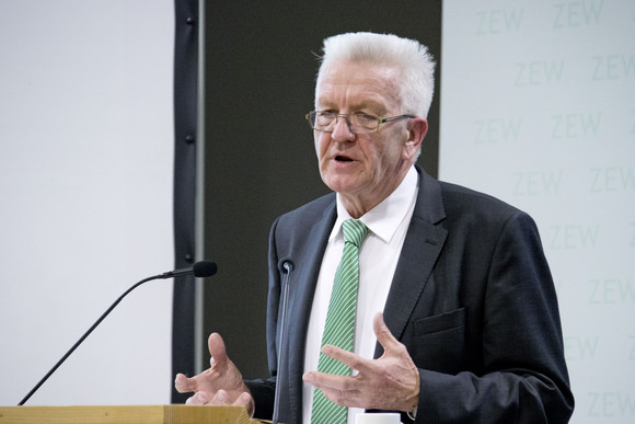 Gedenkveranstaltung Landesregierung und ZEW würdigen Lothar Späth Ministerpräsident Winfried Kretschmann bei seiner Rede (Foto: Erich Dichiser/ZEW)