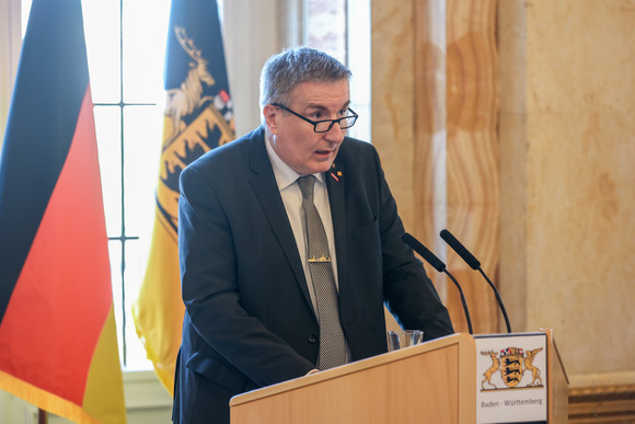 Ausbildung Neues Ausbildungsbündnis 2023-2027 unterzeichnet Thomas Bürkle, Vizepräsident der Unternehmer Baden-Württemberg, bei seiner Ansprache