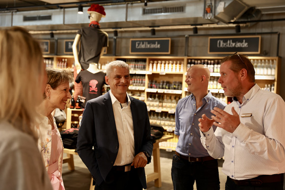 Staatssekretär Dr. Patrick Rapp tauscht sich im Regionalmarkt WÄLDER:Genuss aus