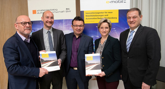 Verkehrsminister Winfried Hermann (l.), Wirtschaftsministerin Nicole Hoffmeister-Kraut (2.v.r) und Geschäftsführer der e-mobil BW, Franz Loogen (r.), präsentieren die neue Stukturstudie (Bild: e-mobil)